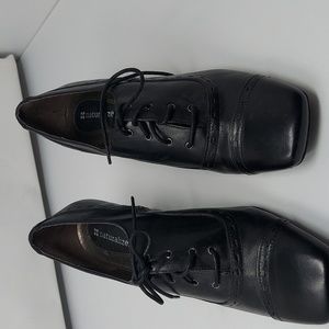 Naturalizer Oxford style Square toe shoes with 2 inch heels in size 91/2 narrow.